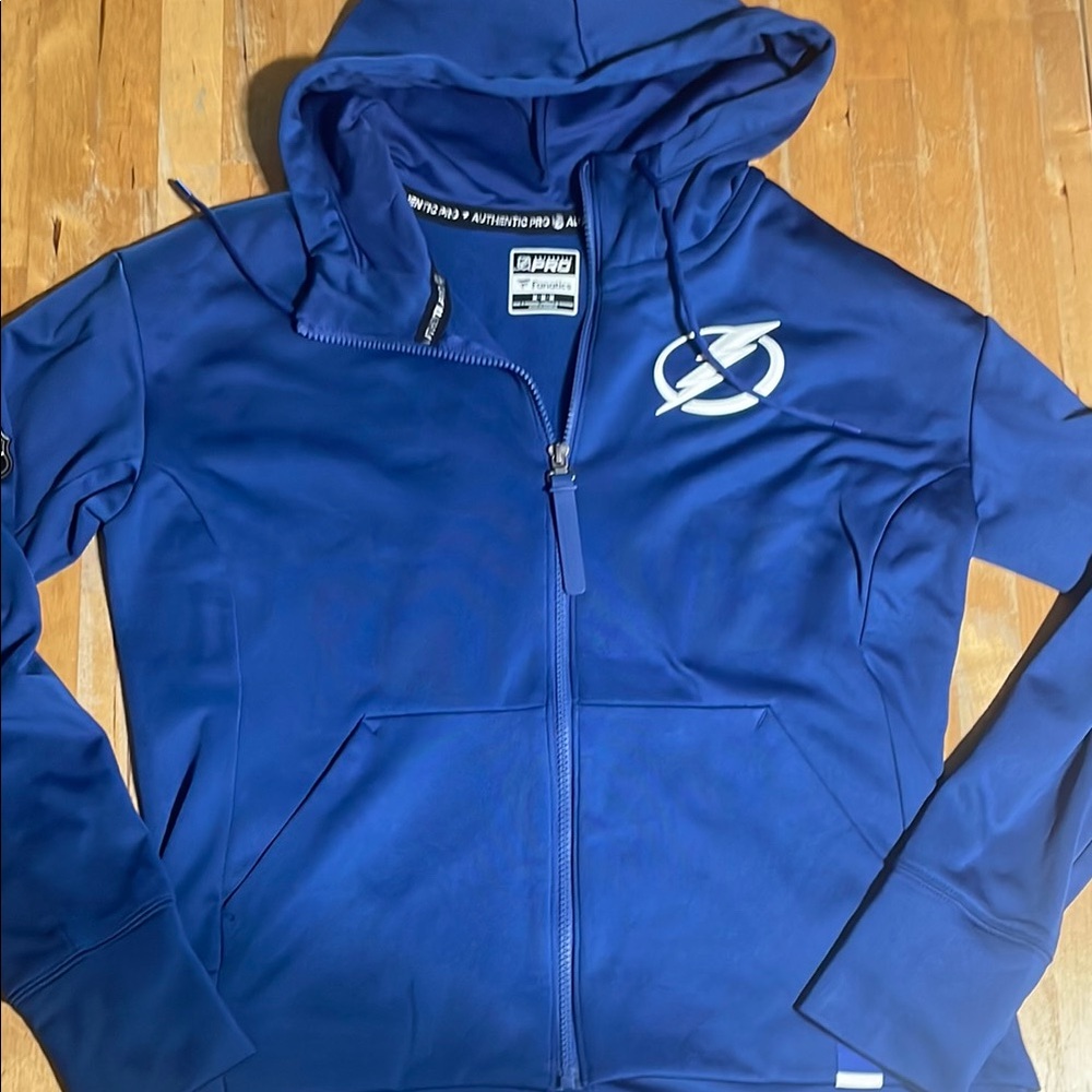 Women’s Fanatics Tampa Bay Lightning zip up hoodie